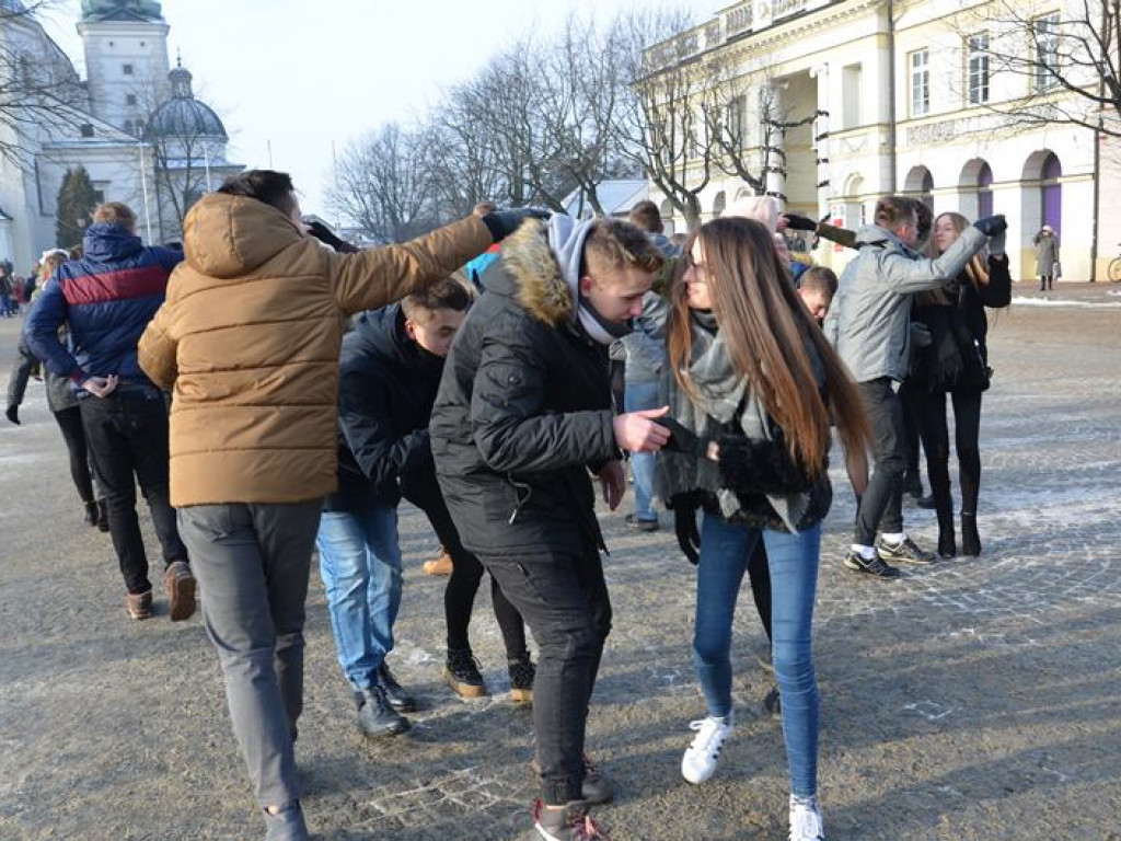 Maturzyści tańczyli poloneza na mrozie - ale w słońcu