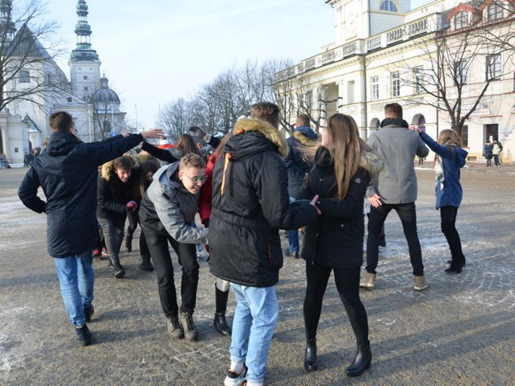 Maturzyści tańczyli poloneza na mrozie - ale w słońcu