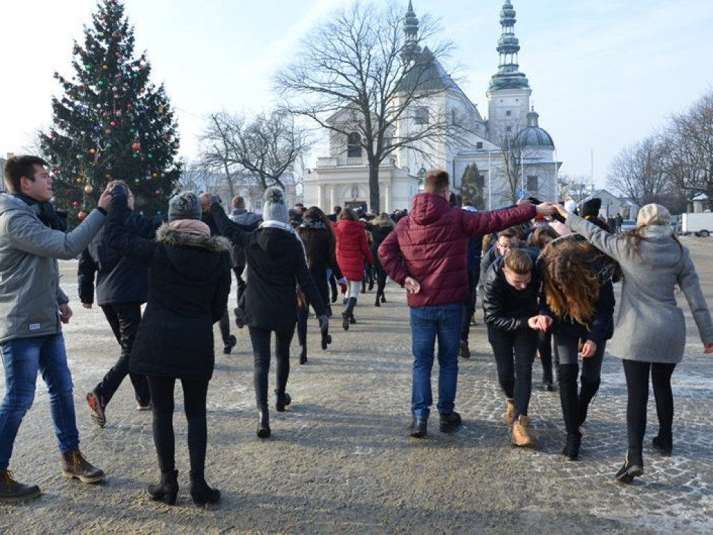 Maturzyści tańczyli poloneza na mrozie - ale w słońcu