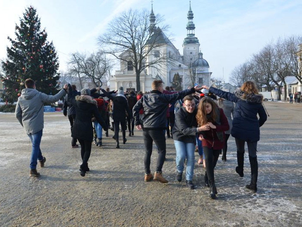 Maturzyści tańczyli poloneza na mrozie - ale w słońcu