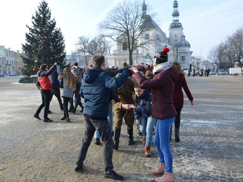 Maturzyści tańczyli poloneza na mrozie - ale w słońcu