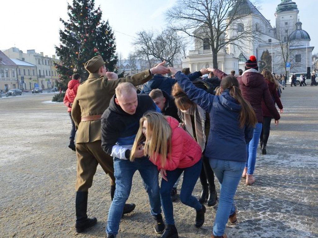Maturzyści tańczyli poloneza na mrozie - ale w słońcu