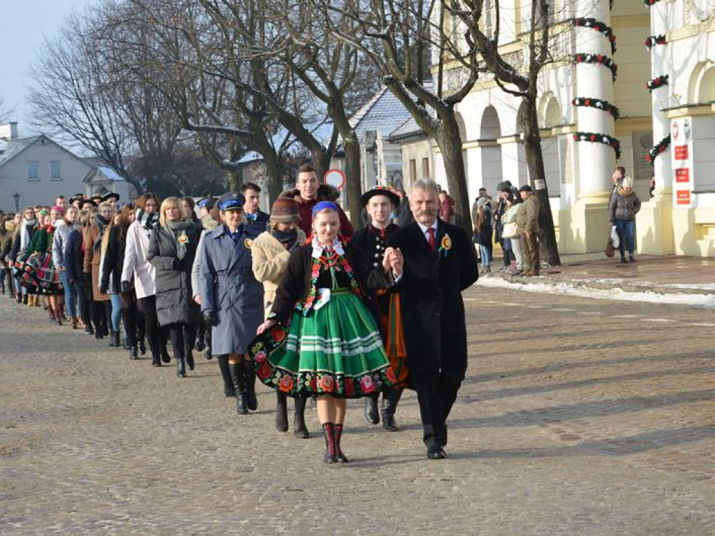 Maturzyści tańczyli poloneza na mrozie - ale w słońcu