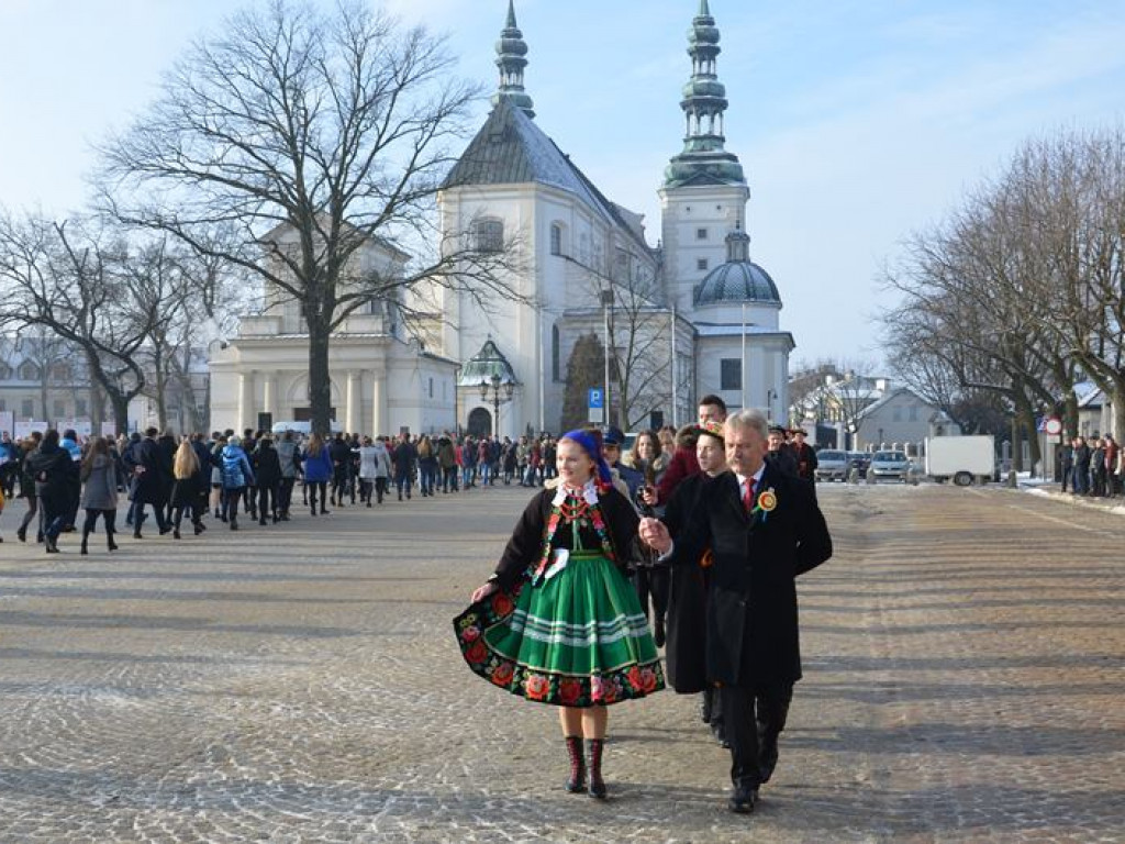 Maturzyści tańczyli poloneza na mrozie - ale w słońcu