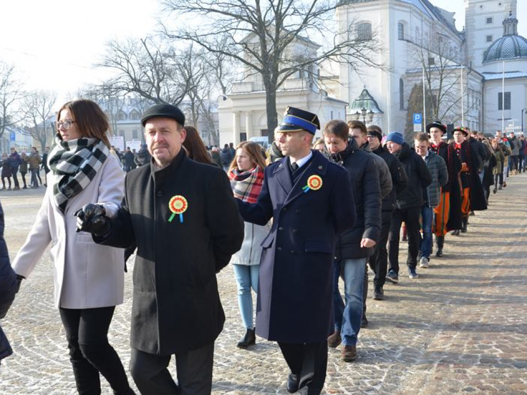 Maturzyści tańczyli poloneza na mrozie - ale w słońcu