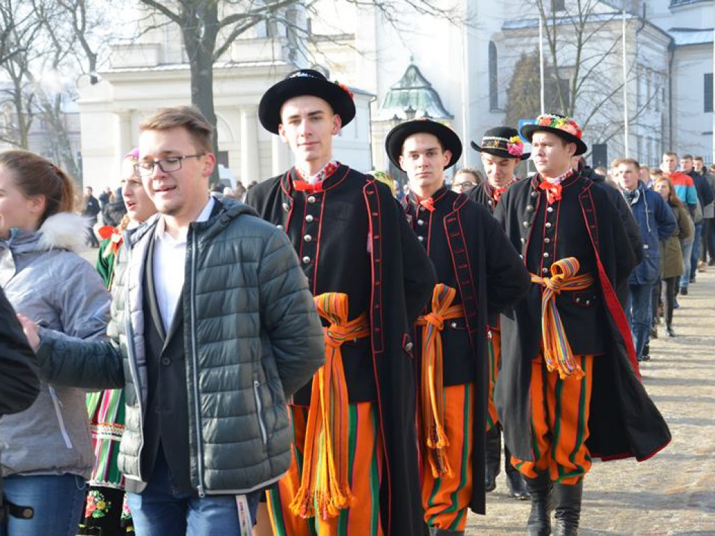 Maturzyści tańczyli poloneza na mrozie - ale w słońcu