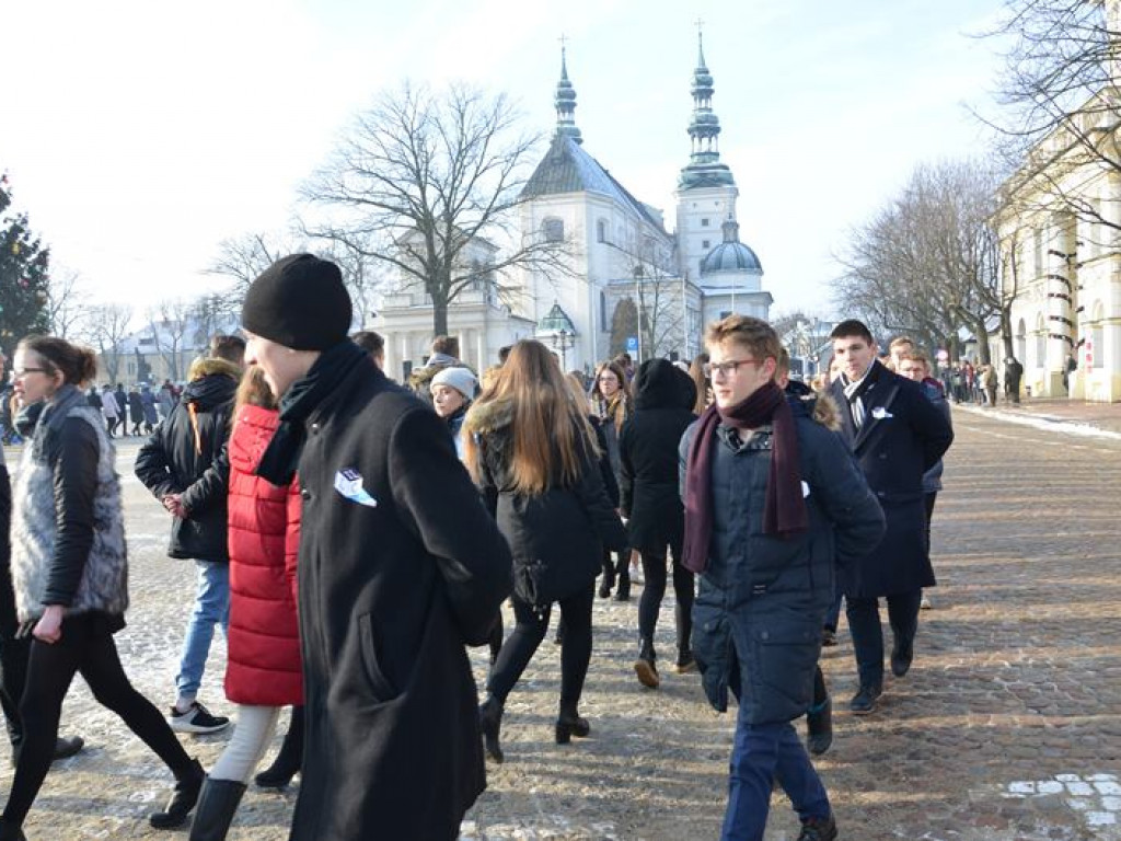 Maturzyści tańczyli poloneza na mrozie - ale w słońcu