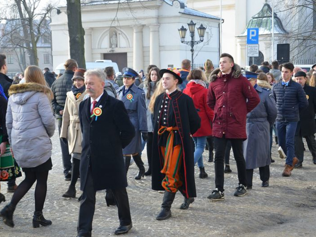 Maturzyści tańczyli poloneza na mrozie - ale w słońcu