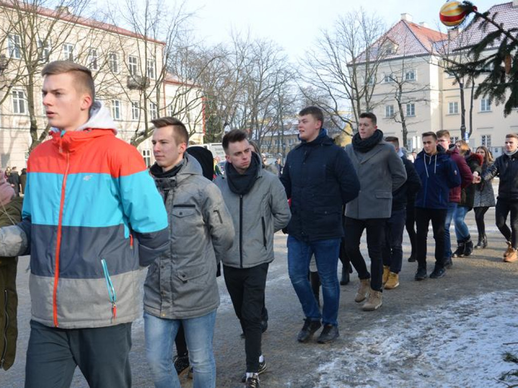 Maturzyści tańczyli poloneza na mrozie - ale w słońcu