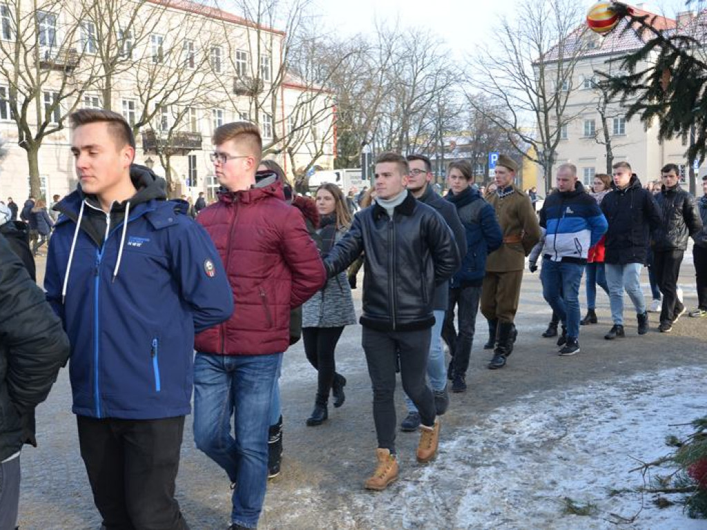 Maturzyści tańczyli poloneza na mrozie - ale w słońcu
