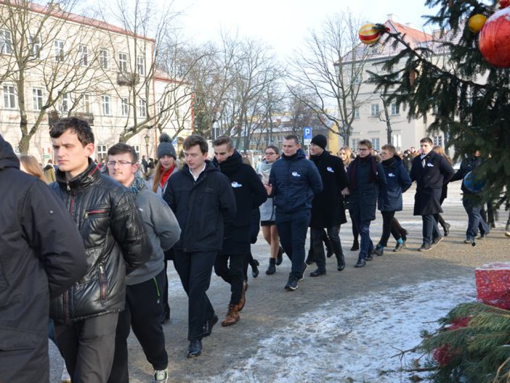 Maturzyści tańczyli poloneza na mrozie - ale w słońcu