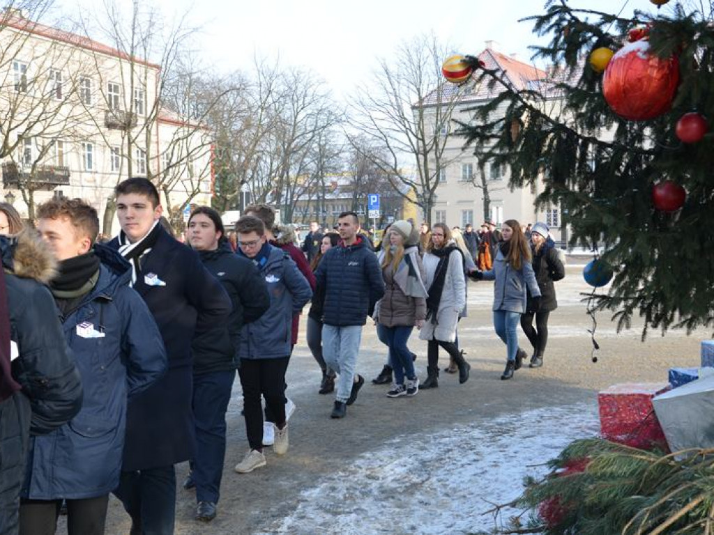 Maturzyści tańczyli poloneza na mrozie - ale w słońcu