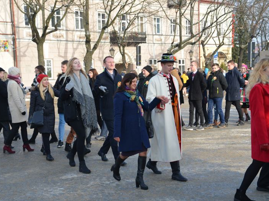 Maturzyści tańczyli poloneza na mrozie - ale w słońcu