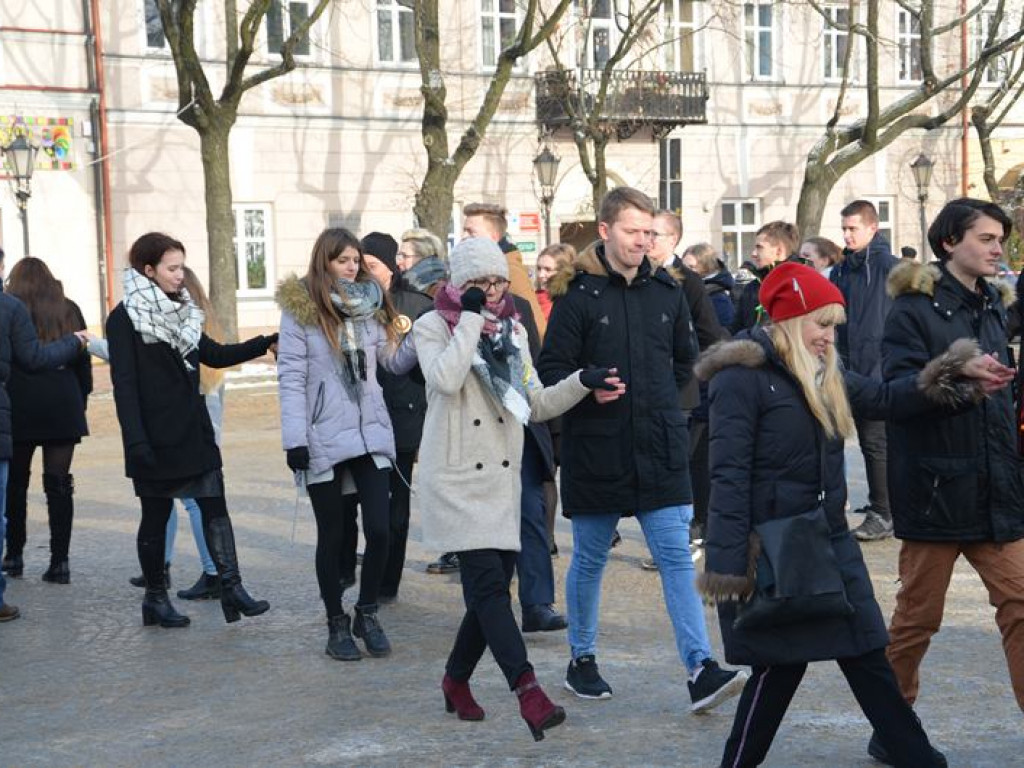 Maturzyści tańczyli poloneza na mrozie - ale w słońcu