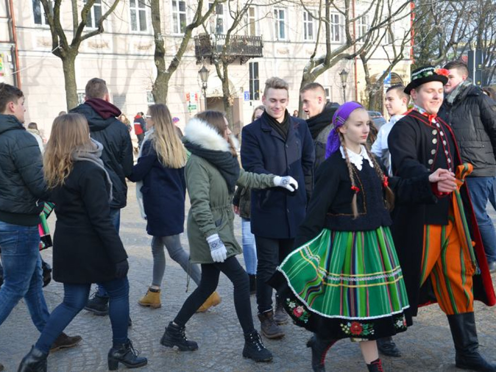 Maturzyści tańczyli poloneza na mrozie - ale w słońcu