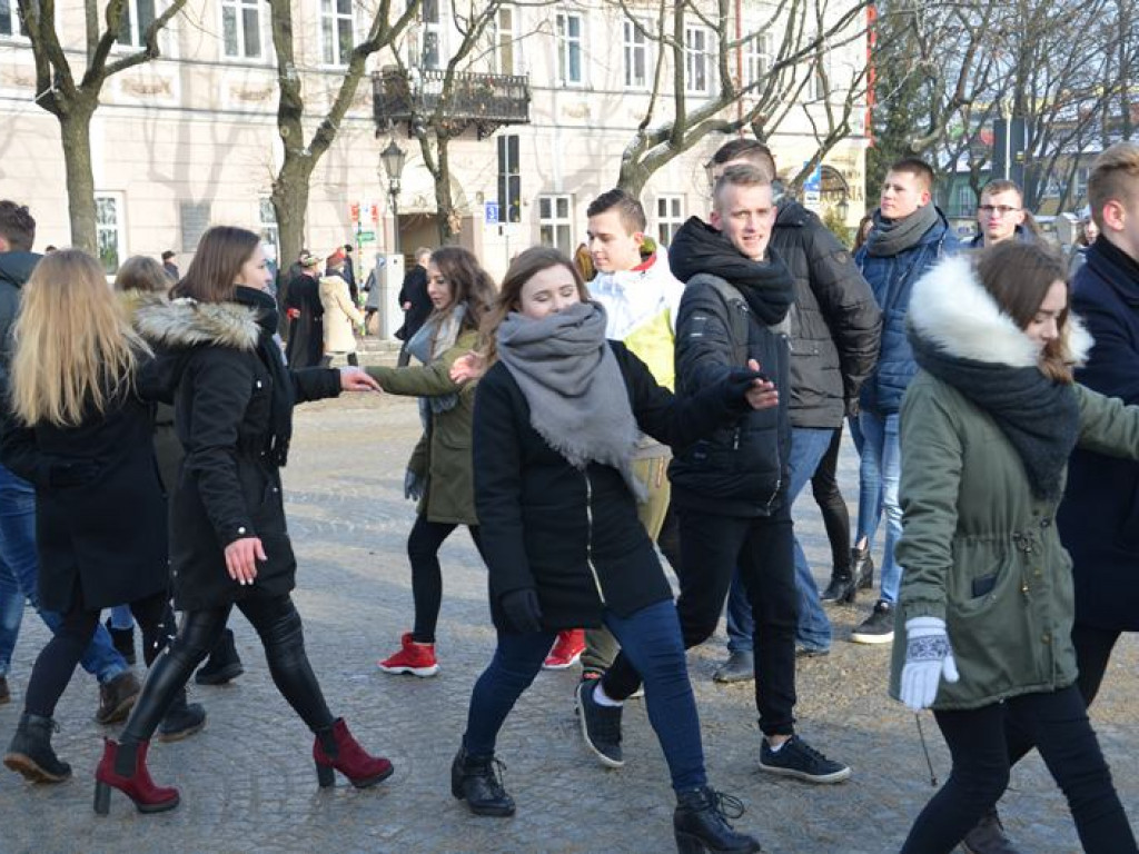 Maturzyści tańczyli poloneza na mrozie - ale w słońcu