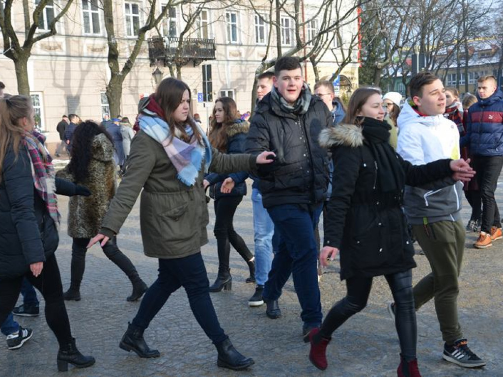 Maturzyści tańczyli poloneza na mrozie - ale w słońcu