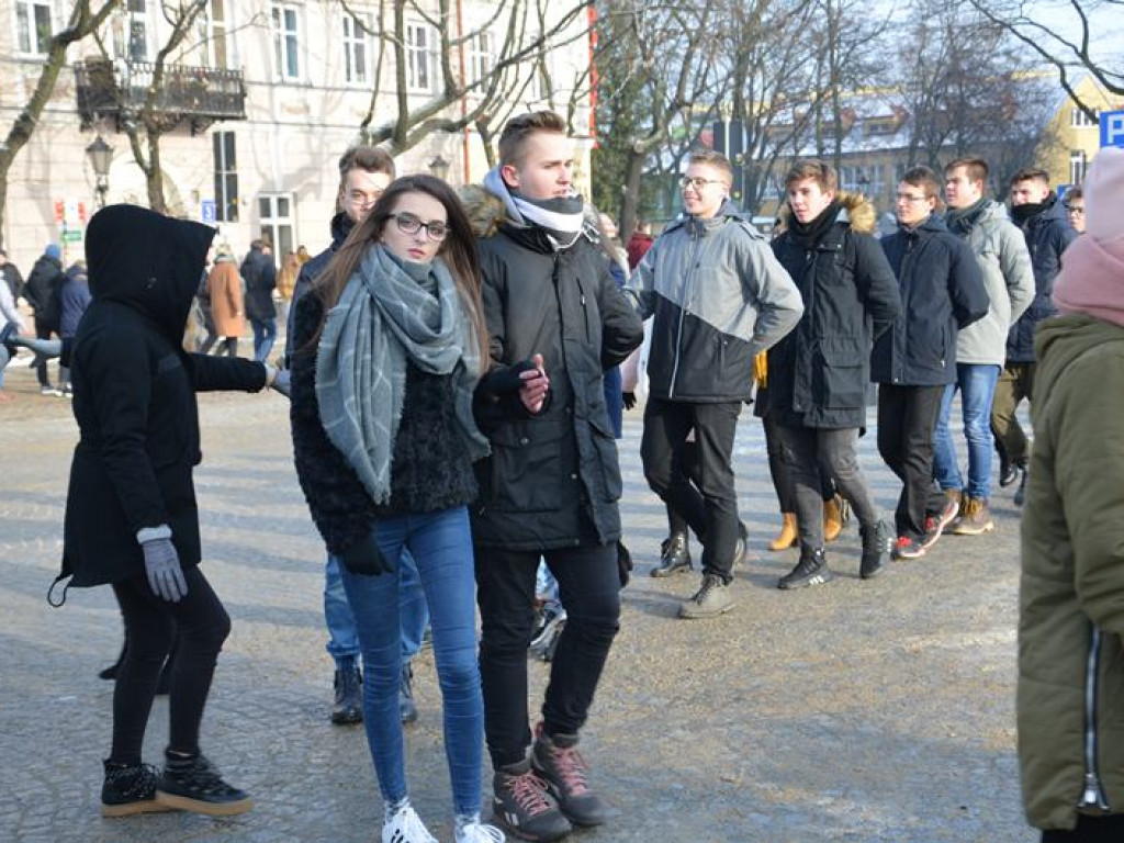 Maturzyści tańczyli poloneza na mrozie - ale w słońcu