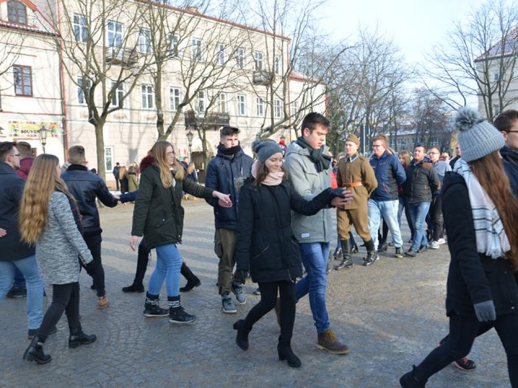 Maturzyści tańczyli poloneza na mrozie - ale w słońcu