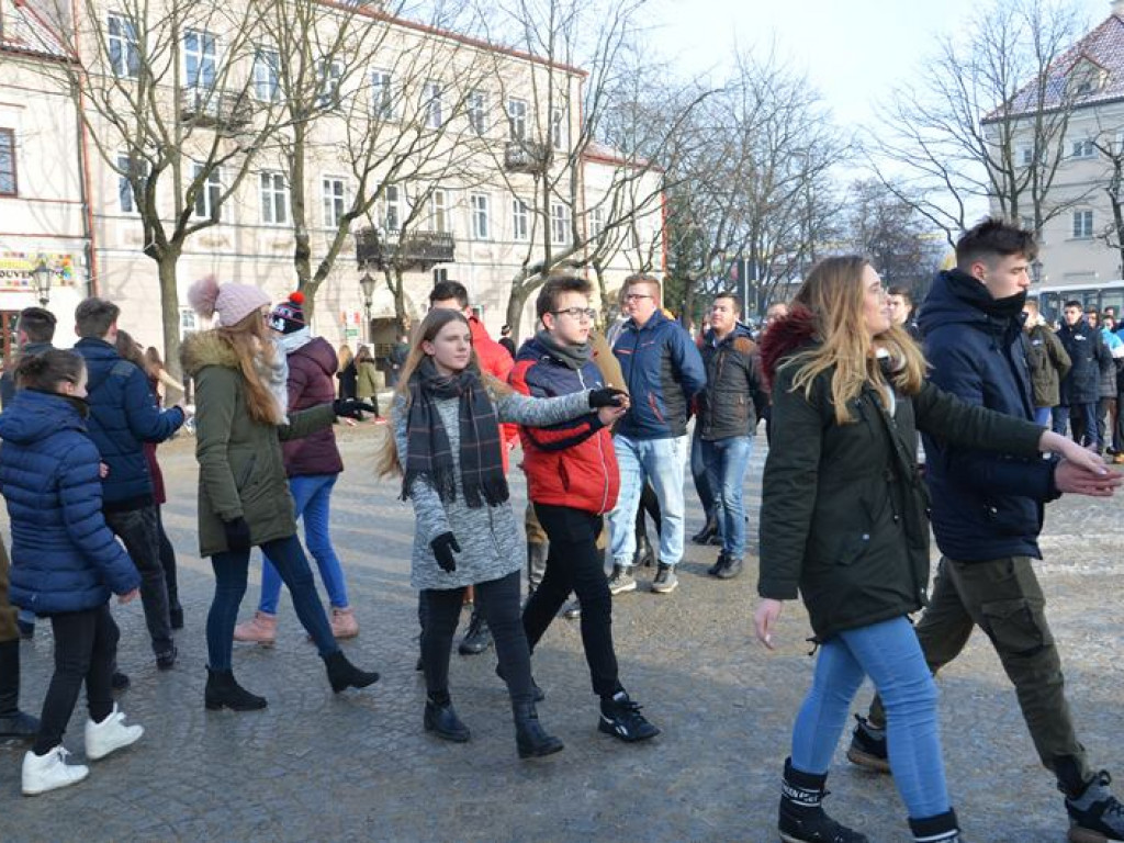 Maturzyści tańczyli poloneza na mrozie - ale w słońcu