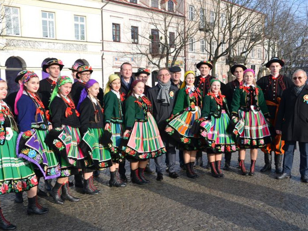 Maturzyści tańczyli poloneza na mrozie - ale w słońcu