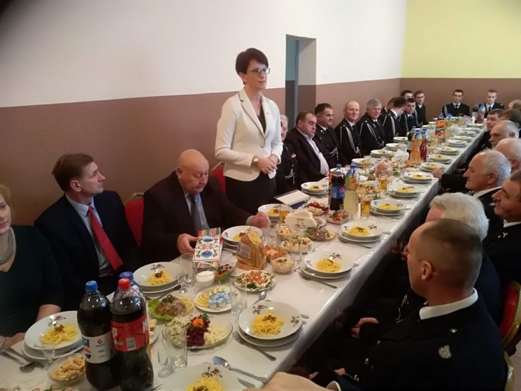 Gospodynie domowe i strażacy bawią się w Wejscach