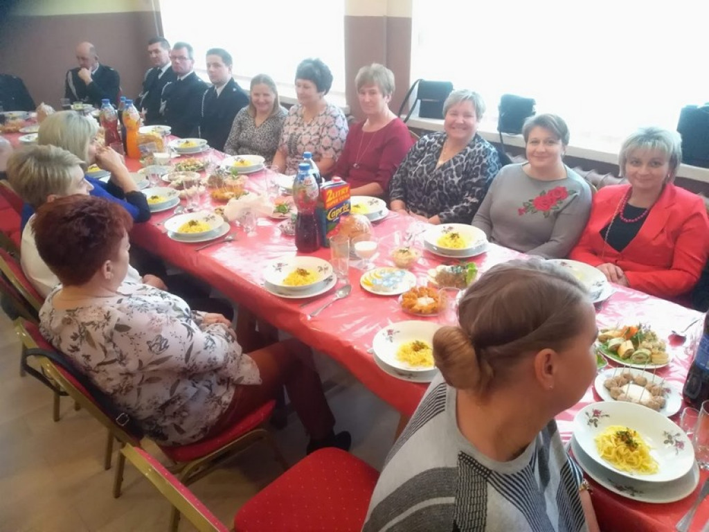 Gospodynie domowe i strażacy bawią się w Wejscach