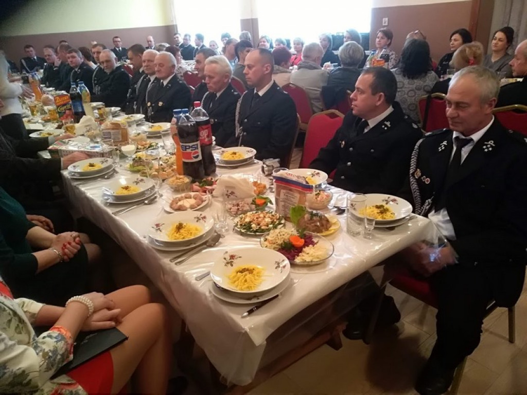 Gospodynie domowe i strażacy bawią się w Wejscach