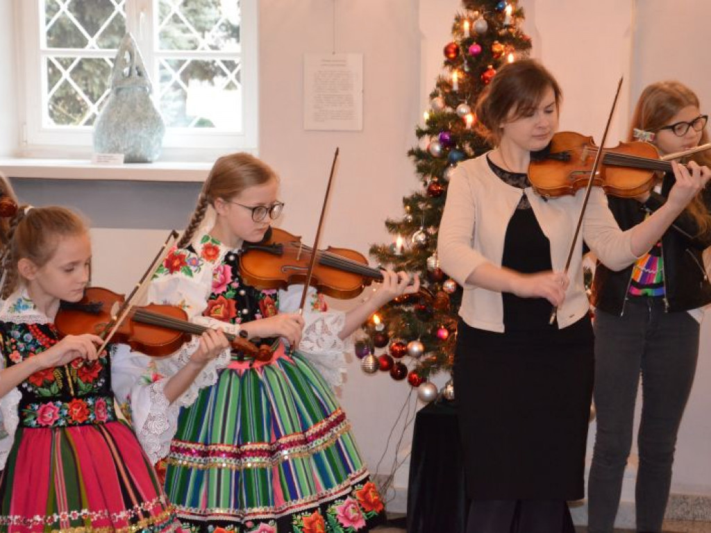 W muzeum świąteczny koncert szkoły muzycznej ze zbiórką WOŚP