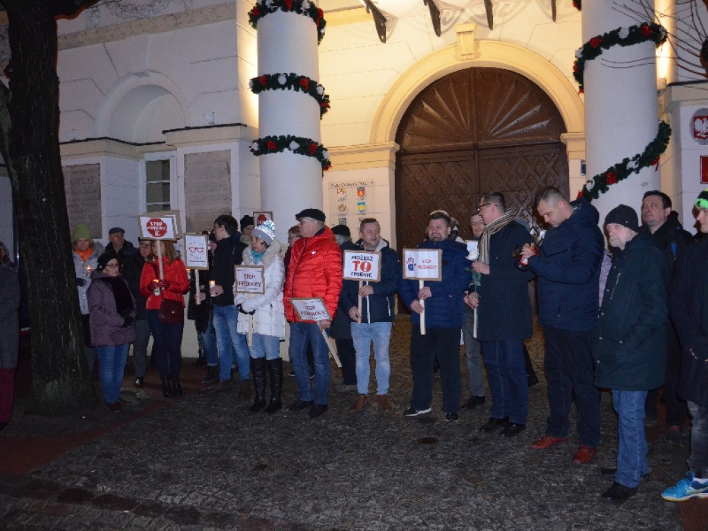Ponad 100 osób w milczeniu wyraziło się przeciw przemocy