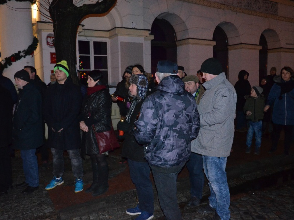 Ponad 100 osób w milczeniu wyraziło się przeciw przemocy