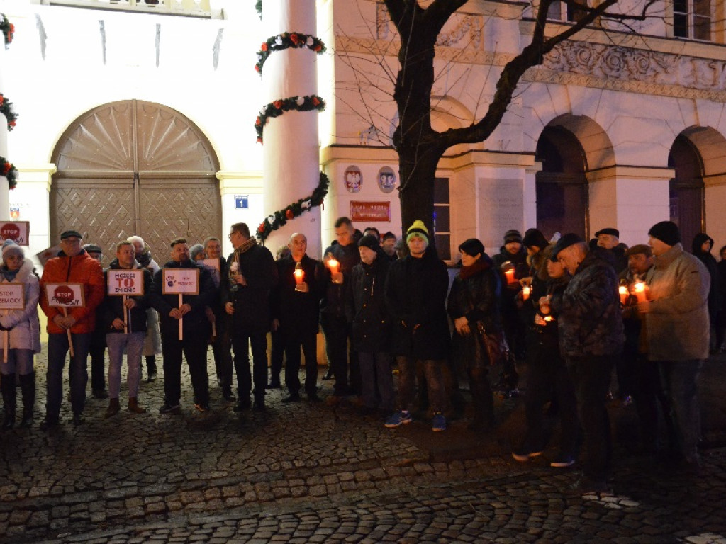Ponad 100 osób w milczeniu wyraziło się przeciw przemocy