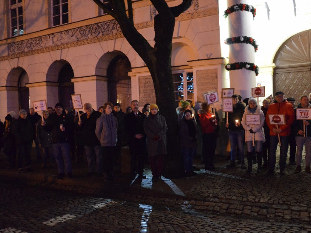Ponad 100 osób w milczeniu wyraziło się przeciw przemocy