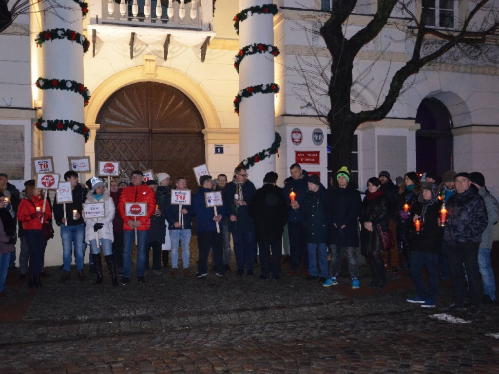 Ponad 100 osób w milczeniu wyraziło się przeciw przemocy