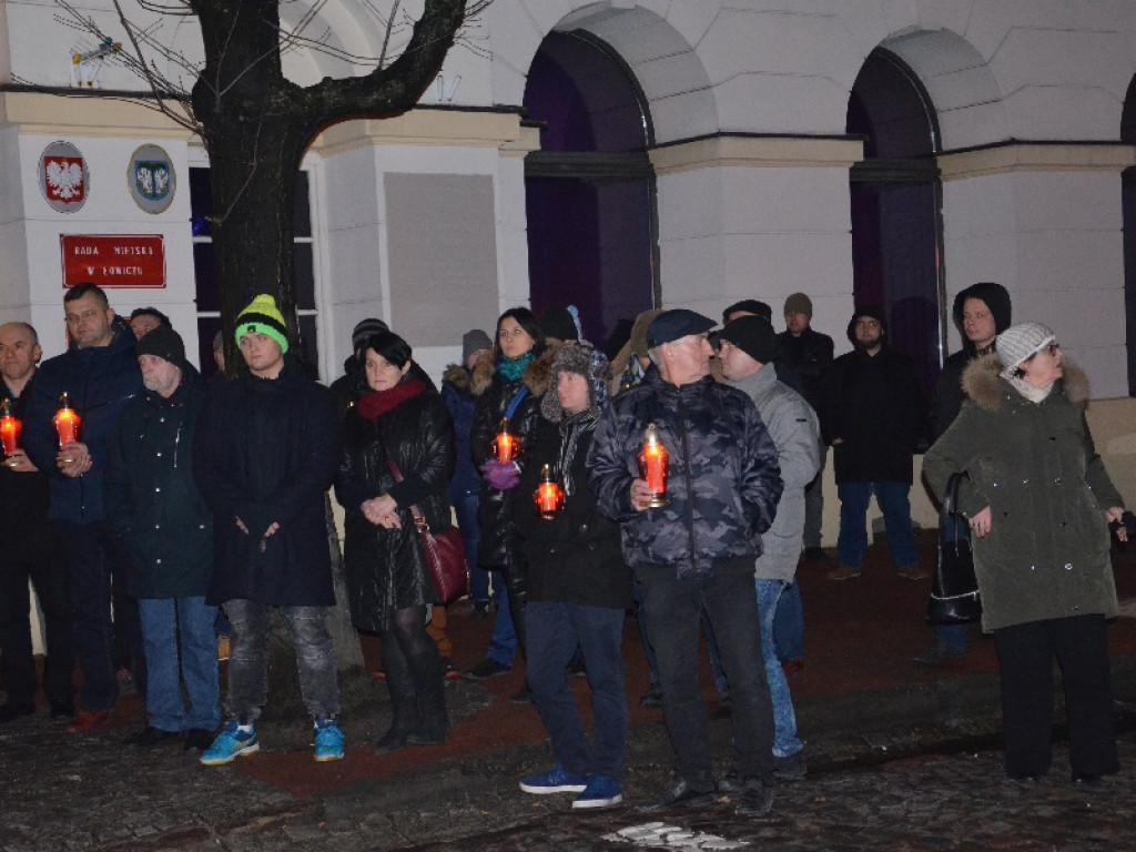 Ponad 100 osób w milczeniu wyraziło się przeciw przemocy