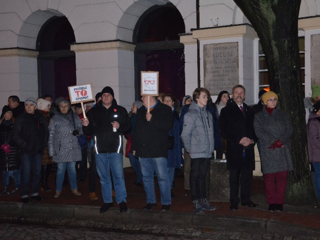 Ponad 100 osób w milczeniu wyraziło się przeciw przemocy
