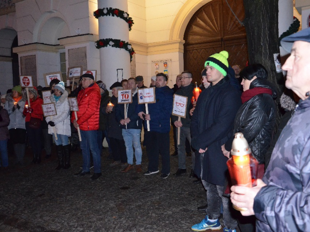 Ponad 100 osób w milczeniu wyraziło się przeciw przemocy
