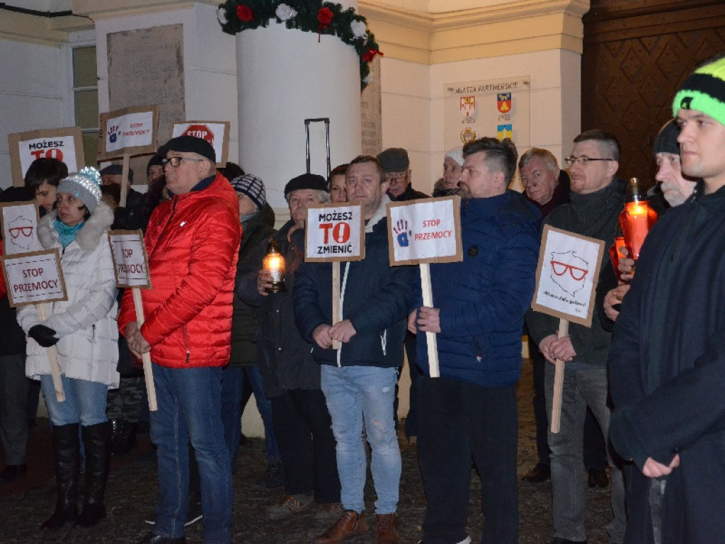 Ponad 100 osób w milczeniu wyraziło się przeciw przemocy