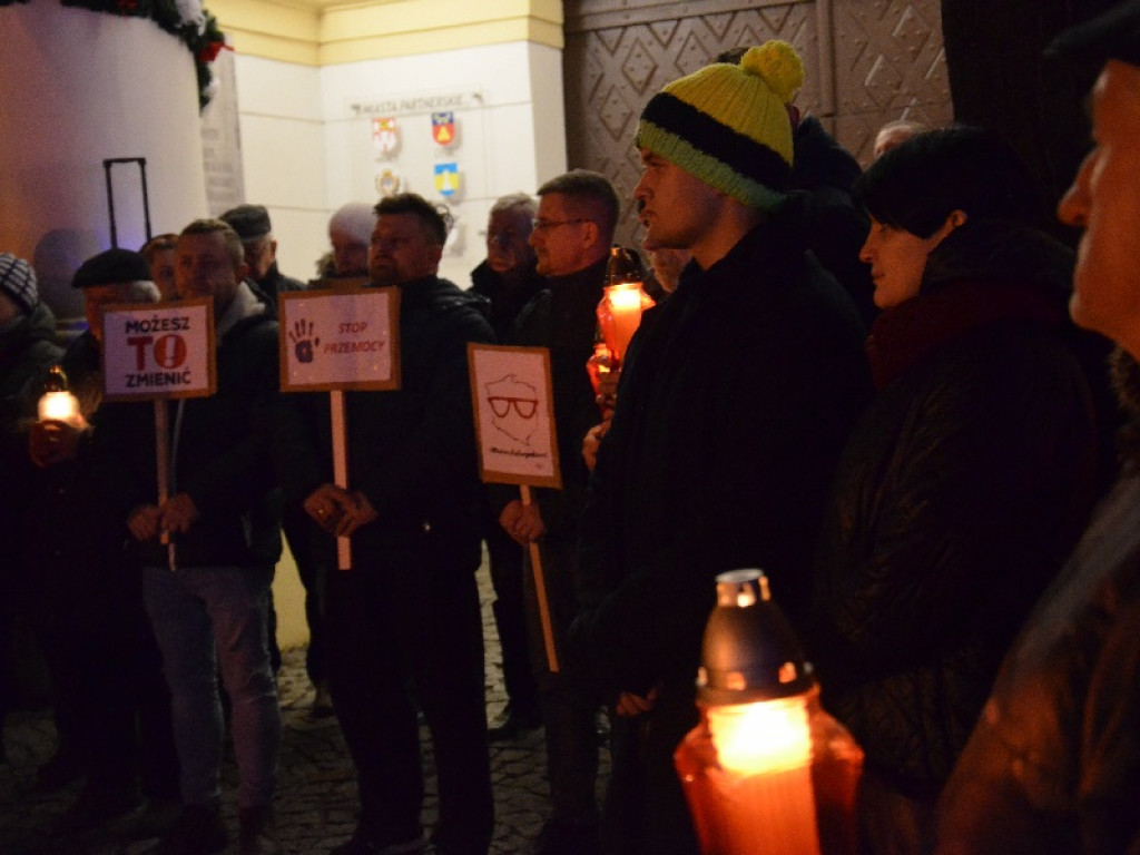 Ponad 100 osób w milczeniu wyraziło się przeciw przemocy