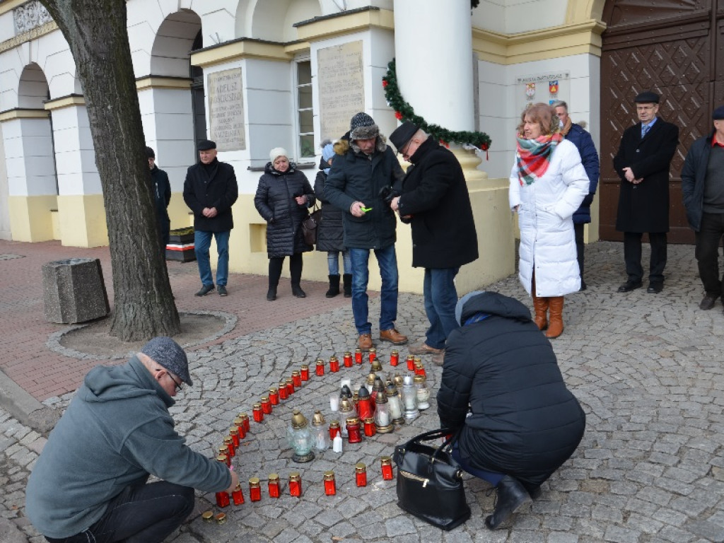Mieszkańcy Łowicza zapalili znicze pod ratuszem