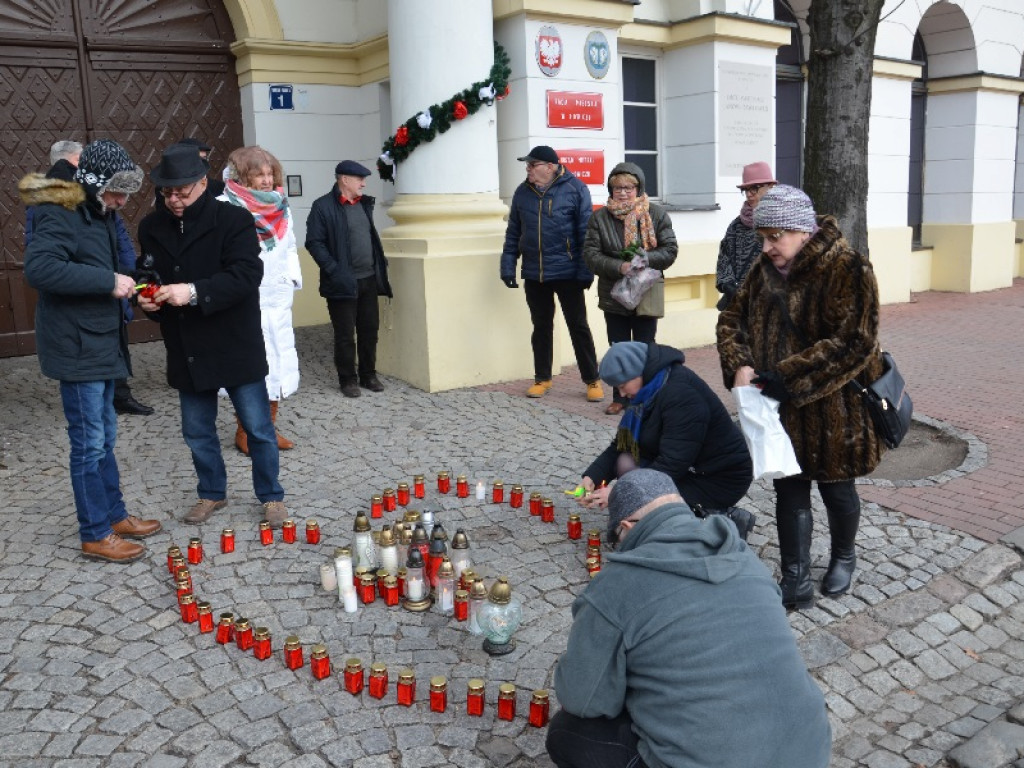 Mieszkańcy Łowicza zapalili znicze pod ratuszem