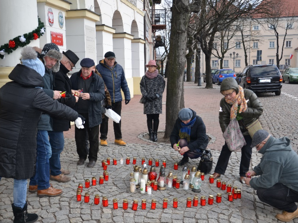 Mieszkańcy Łowicza zapalili znicze pod ratuszem