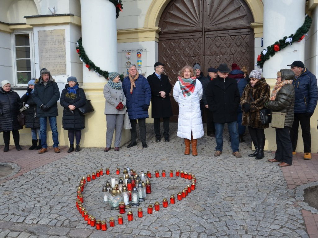Mieszkańcy Łowicza zapalili znicze pod ratuszem