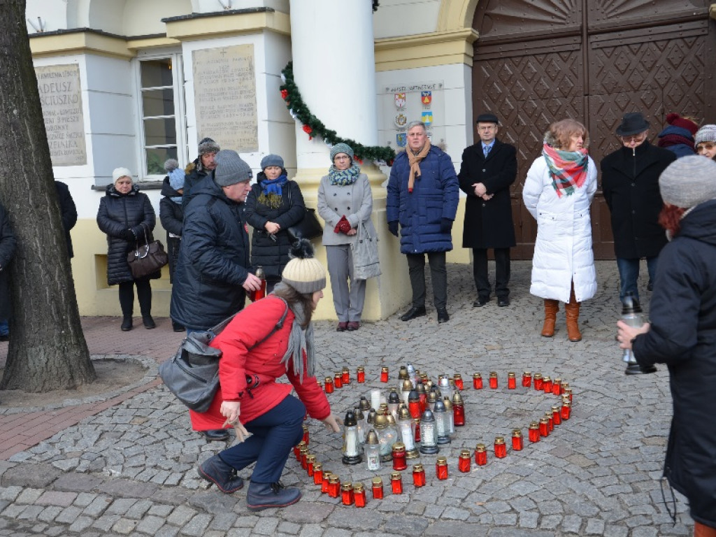 Mieszkańcy Łowicza zapalili znicze pod ratuszem