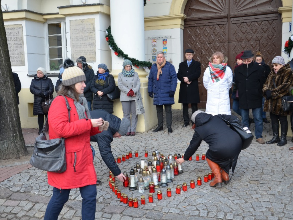 Mieszkańcy Łowicza zapalili znicze pod ratuszem