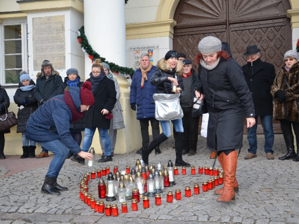 Mieszkańcy Łowicza zapalili znicze pod ratuszem