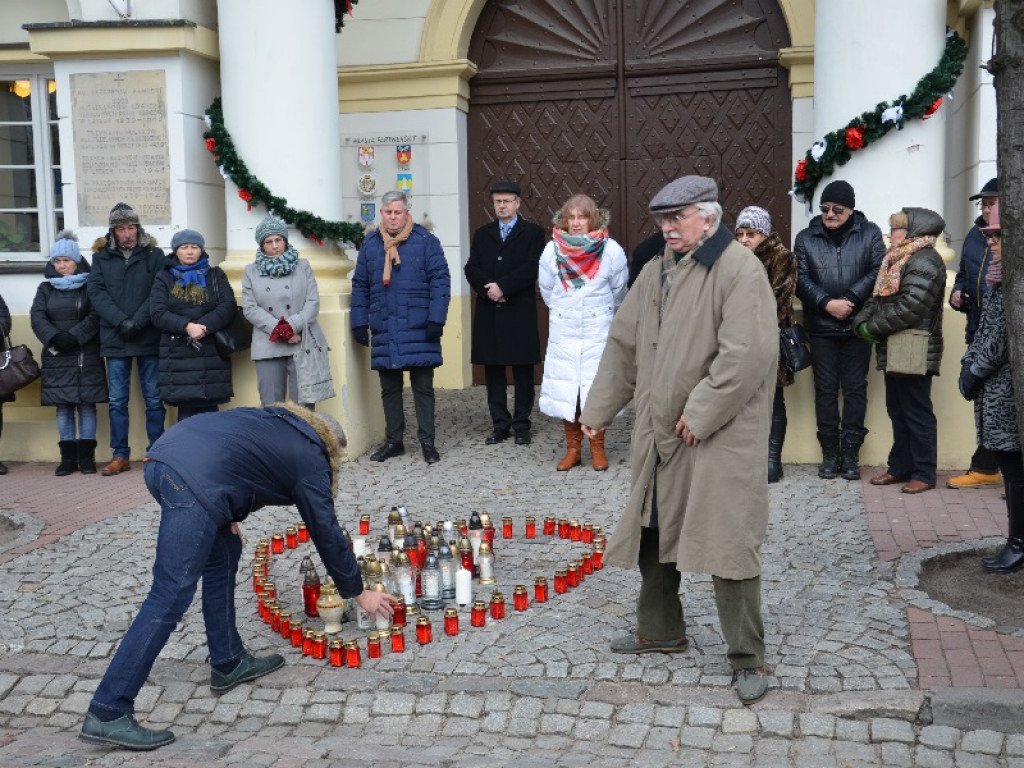 Mieszkańcy Łowicza zapalili znicze pod ratuszem