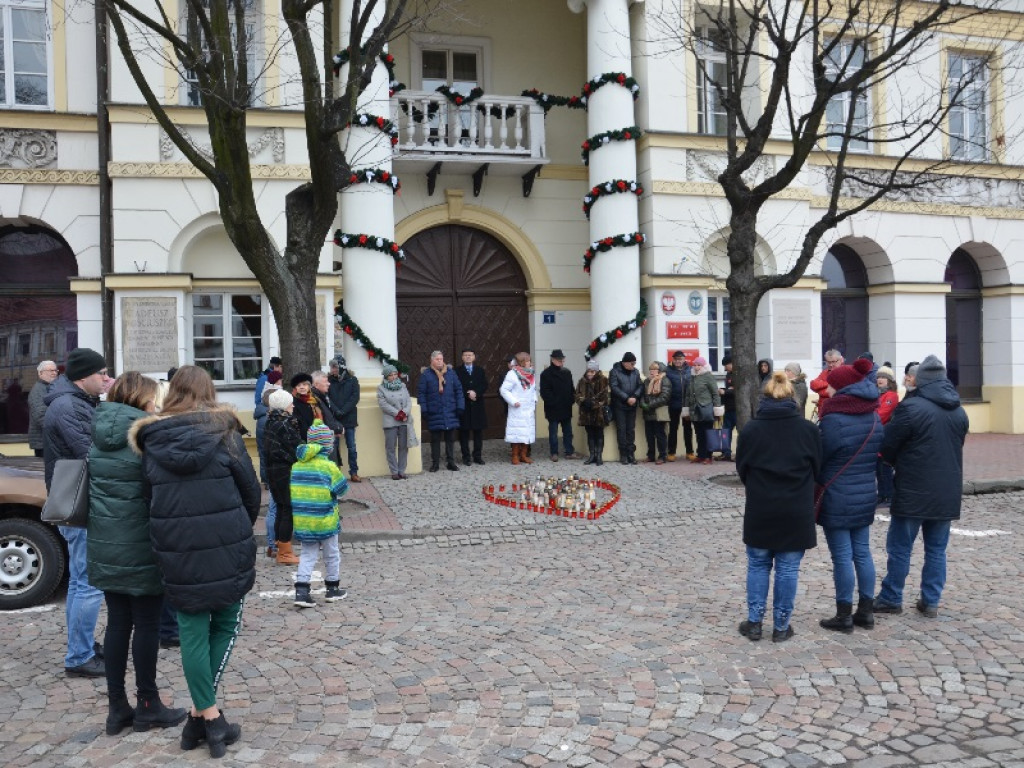 Mieszkańcy Łowicza zapalili znicze pod ratuszem