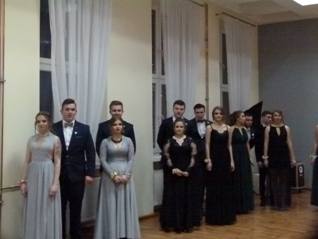 Studniówka maturzystów ze Zduńskiej Dąbrowy już trwa