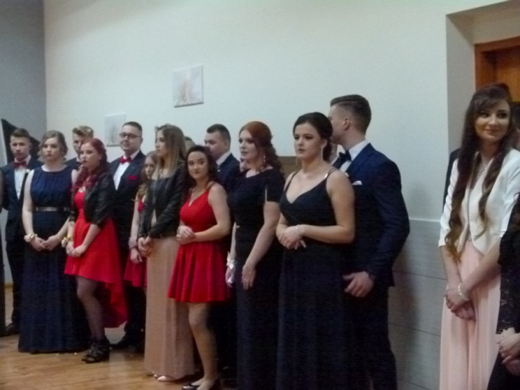 Studniówka maturzystów ze Zduńskiej Dąbrowy już trwa